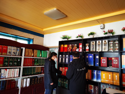新右旗市場監(jiān)管局(知識產(chǎn)權(quán)局)開展酒類市場打假治劣專項(xiàng)執(zhí)法行動(dòng)